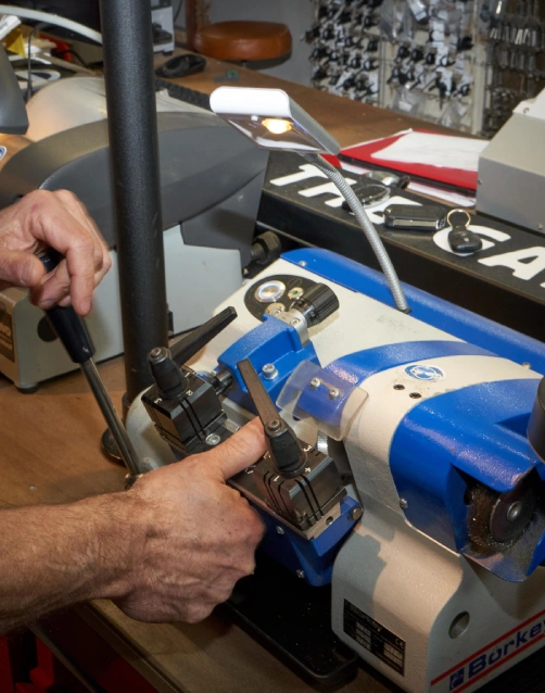 Sleutel-snijmachine-auto Slotenmaker maakt een autosleutel met een sleutelmachine bij Lockit.